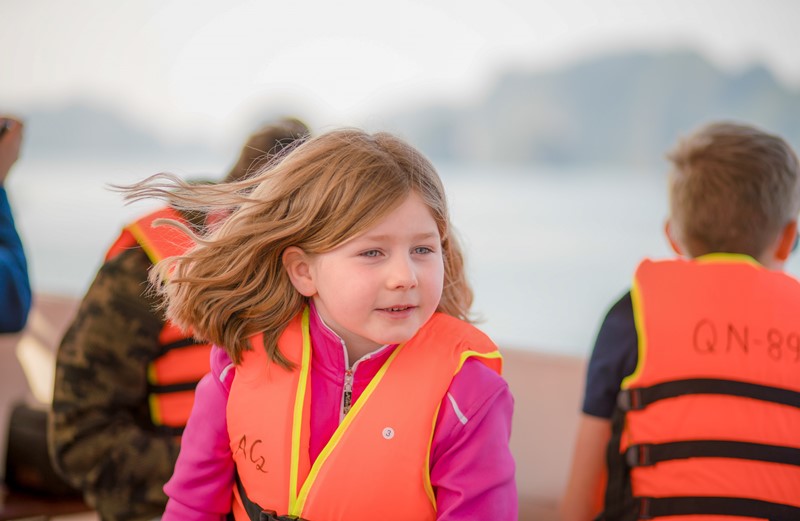 kid-in-halong-bay