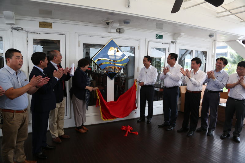 The-first-Blue-Sai-eco-label-of-Halong-Bay-on-The-Au-Co