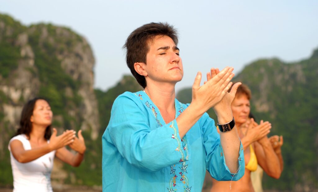 tai-chi-in-halong-bay