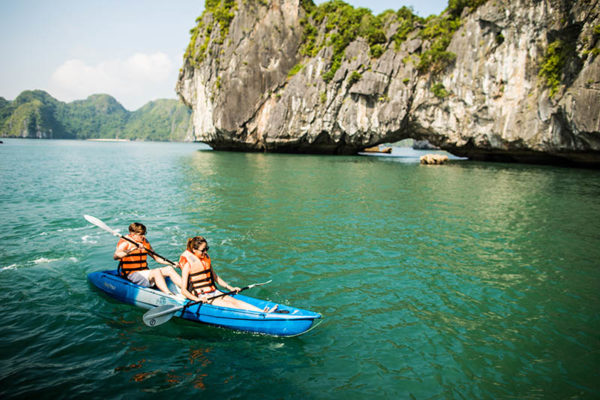 couple kayak in halong bay couple kayak in halong bay