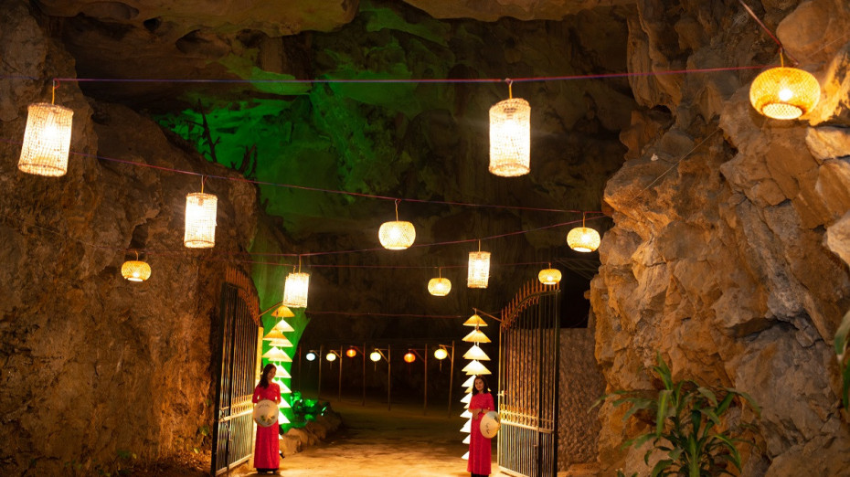 Entrance decoration for event in Ngu Dong Cave - Bhaya Cruises